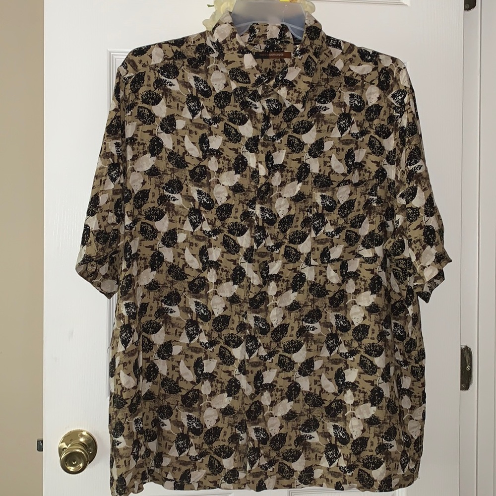 Metro concepts short sleeves shirt bottoms down, size XXL.